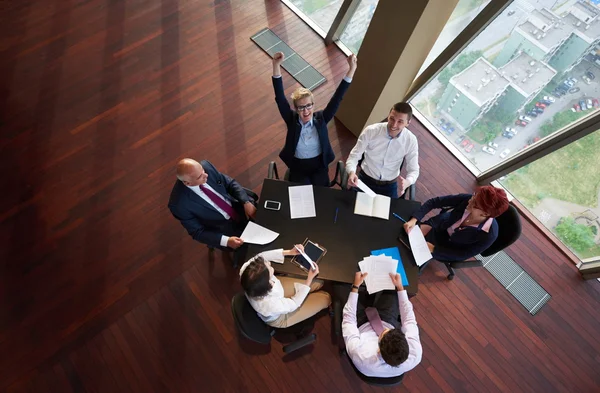 Vista superior de la gente de negocios grupo lanzando dociments en aire —  Fotos de Stock