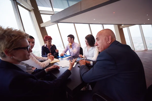 Grupo de gente de negocios en la reunión en la oficina brillante moderna —  Fotos de Stock