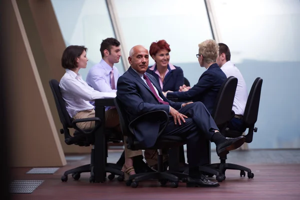 현대 밝은 사무실에 회의에 사업 사람들 그룹 — 스톡 사진