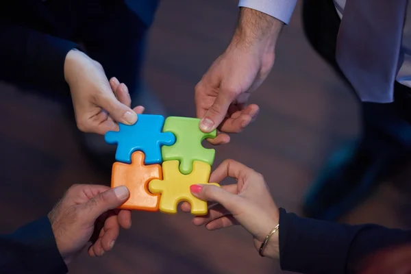 Assembling jigsaw puzzle — Stock Photo, Image