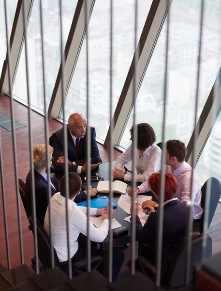 Бізнесмени групуються на зустрічі в сучасному яскравому офісі — стокове фото