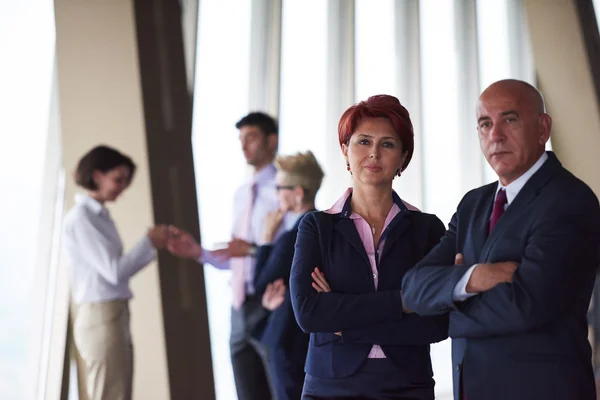 Verschillende mensen de bedrijfsgroep met redhair vrouw vooraan — Stockfoto