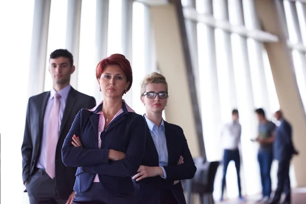 Groupe de gens d'affaires diversifiés avec roux femme devant — Photo