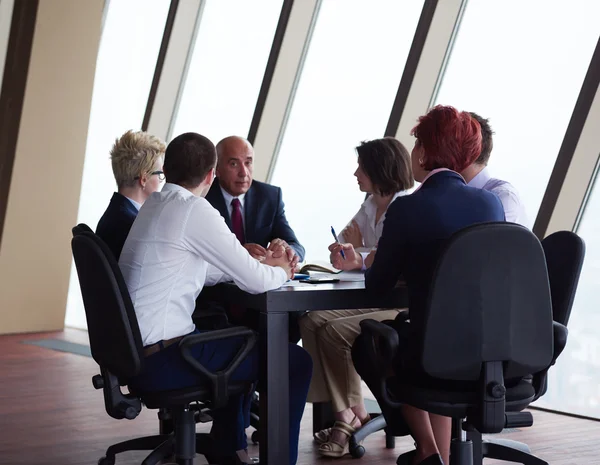 Grupo de gente de negocios en la reunión en la oficina brillante moderna — Foto de Stock