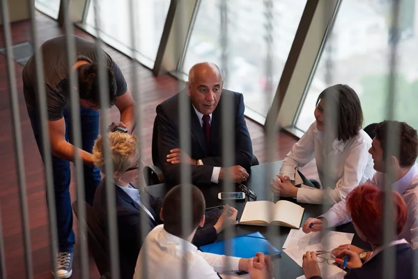 Geschäftsleute treffen sich in modernem hellen Büro — Stockfoto
