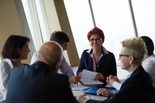 Groupe de gens d'affaires signer le contrat — Photo