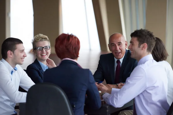 Affärsgrupp människor på möte på moderna ljusa kontor — Stockfoto