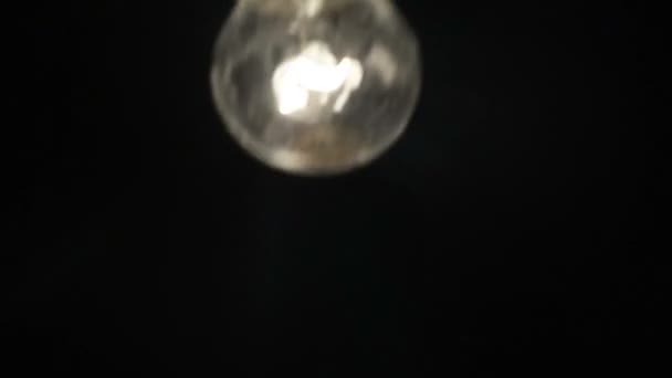 ampoule dans l'obscurité 