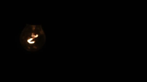 暗闇の中で電球 — ストック動画