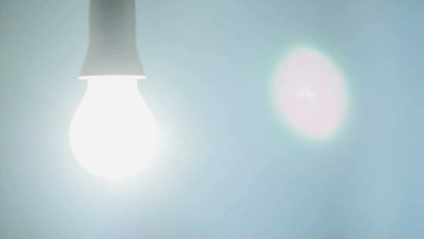 Лампа в темряві — стокове відео