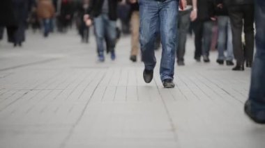 Kalabalık kalabalık caddede yürüyor