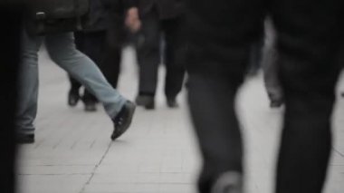 Kalabalık kalabalık caddede yürüyor