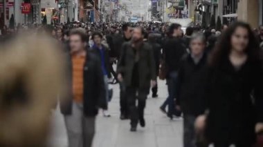 Kalabalık kalabalık caddede yürüyor