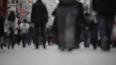 Kalabalık kalabalık caddede yürüyor