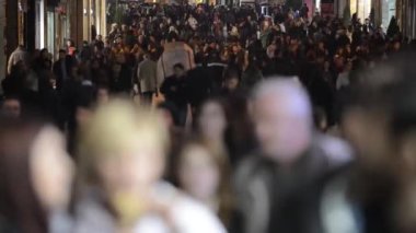 Kalabalık kalabalık caddede yürüyor
