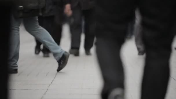 Mensen menigte lopen op drukke straat — Stockvideo