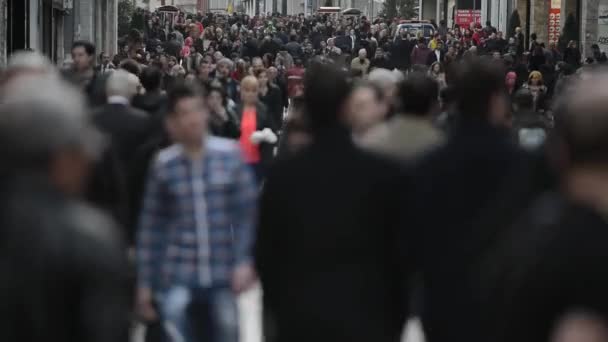 Люди толпятся на оживленной улице — стоковое видео