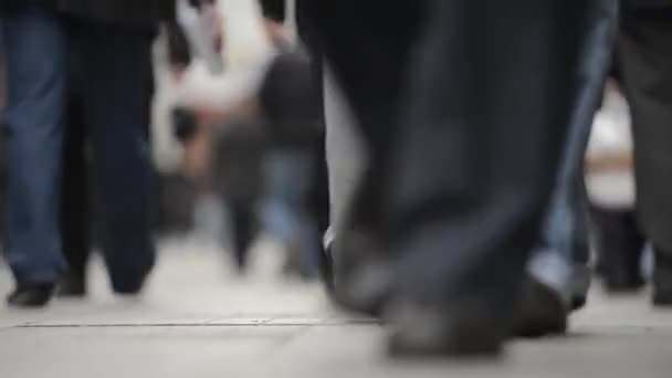 Multitud de personas caminando en la calle ocupada — Vídeo de stock