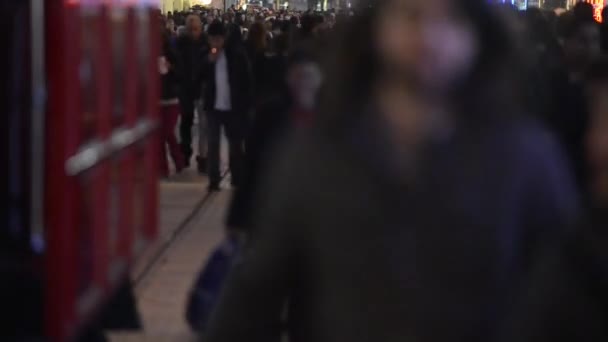 Persone folla a piedi sulla strada trafficata — Video Stock