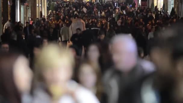 Multitud de personas caminando en la calle ocupada — Vídeos de Stock