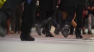 Kalabalık kalabalık caddede yürüyor