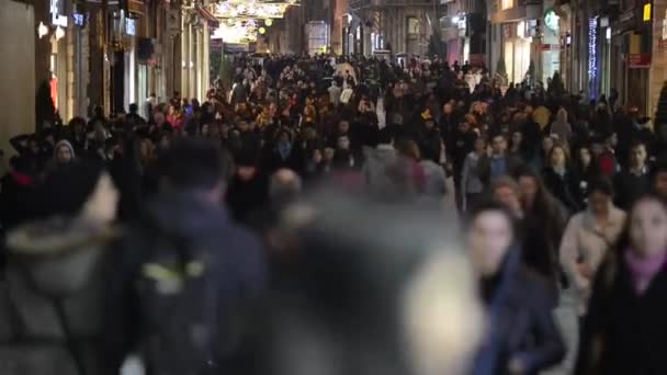 Kalabalık kalabalık caddede yürüyor — Stok video