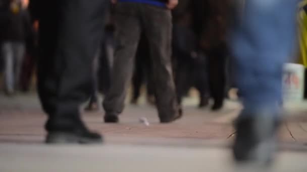 Mensen menigte lopen op drukke straat — Stockvideo