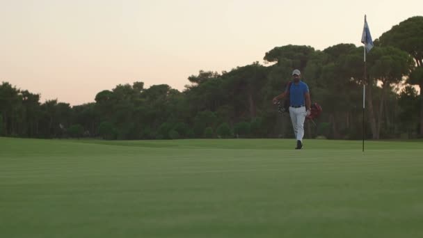 Golfspeler wandelen — Stockvideo