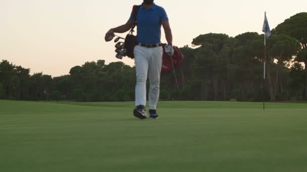 Joueur de golf marche — Video