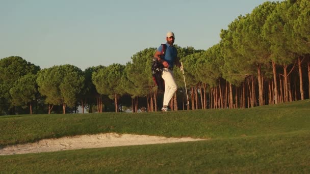 Jogador de golfe andando — Vídeo de Stock