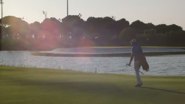Golf-lejátszó séta — Stock videók