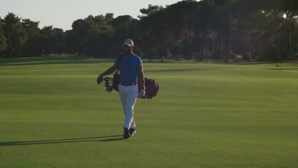 Giocatore di golf a piedi — Video Stock