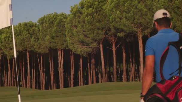 Golfspieler zu Fuß — Stockvideo