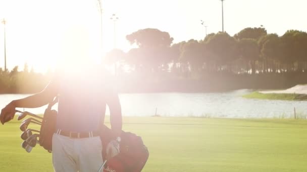 Giocatore di golf a piedi — Video Stock