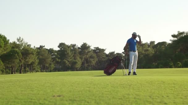 Jogador de golfe estão atirando — Vídeo de Stock