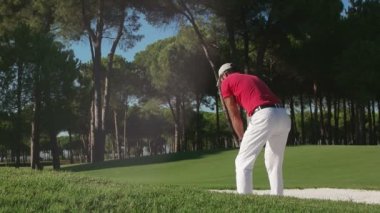 Golf oyuncusu şut çekiyor.