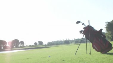 Golf oyuncusu şut çekiyor.