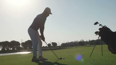 Golf oyuncusu şut çekiyor.