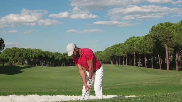 Jogador de golfe estão atirando — Vídeo de Stock