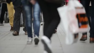 Kalabalık kalabalık caddede yürüyor