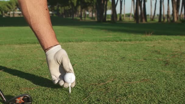 Golf oyuncusu şut çekiyor. — Stok video