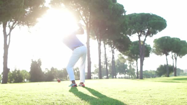 Jogador de golfe estão atirando — Vídeo de Stock