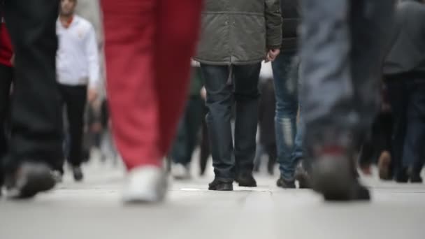 Mensen menigte lopen op drukke straat — Stockvideo