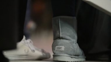 Kalabalık kalabalık caddede yürüyor