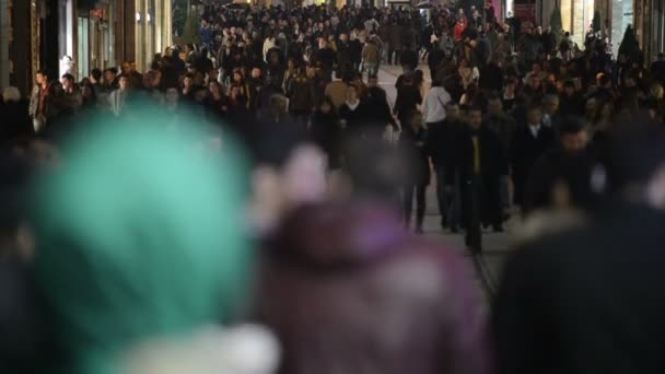 Människor folkmassa promenader på upptagen gata — Stockvideo