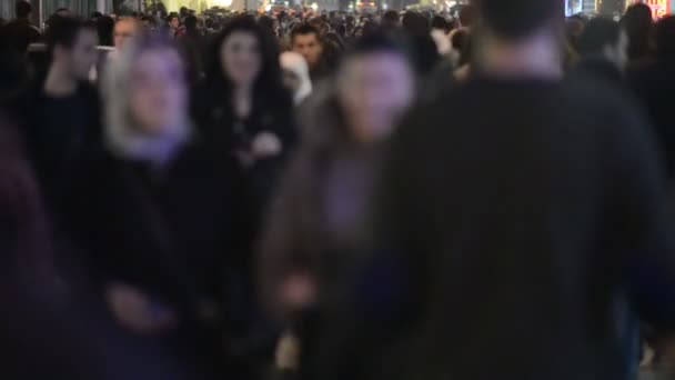 Persone folla a piedi sulla strada trafficata — Video Stock