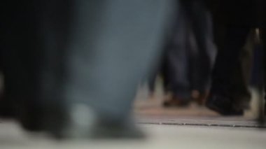 Kalabalık kalabalık caddede yürüyor