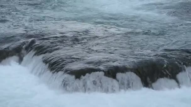 Wasserfall mit frischem Wasser — Stockvideo