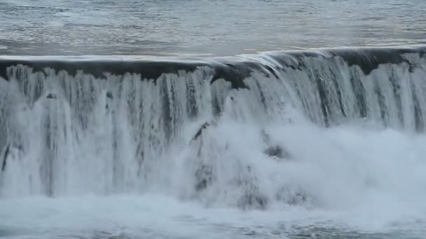 Водопад со свежей водой — стоковое видео