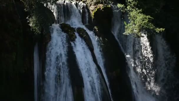 Vodopád s čerstvým wate — Stock video